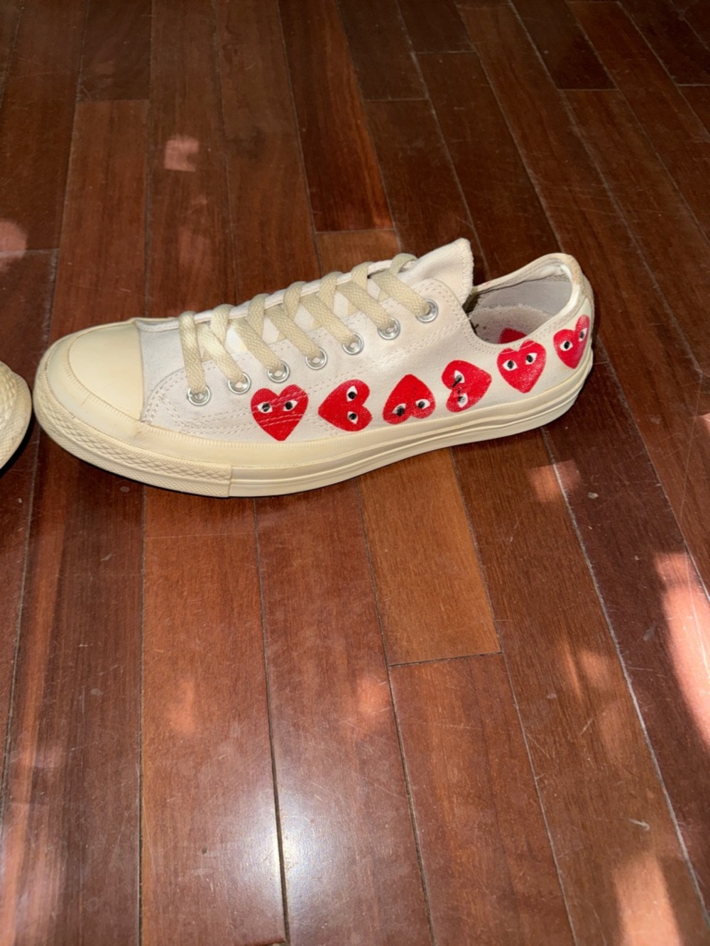 Converse Cream Low-Top Play Heart Accents - Picture 4 of 10